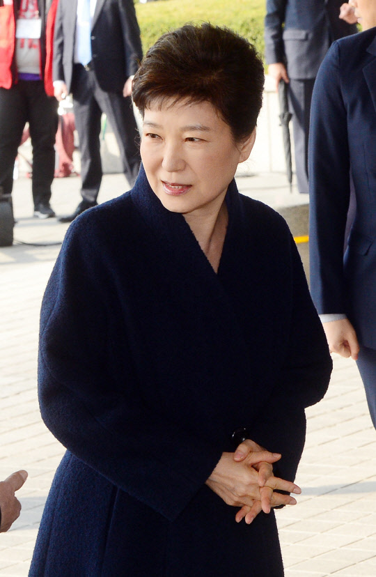 박근혜 전 대통령이 21일 서울 서초동 서울중앙지검에 피의자 신분으로 출석, 입장을 밝히고 있다. 박 전 대통령은 '비선 실세' 최순실씨의 국정농단에 공모해 뇌물수수 등 모두 13가지 범죄를 저지른 혐의를 받고 있다. 사진공동취재단